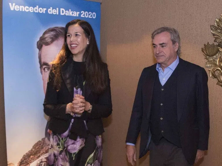 Rebeca Nieto, commercial director of Michelin, with Carlos Sainz
